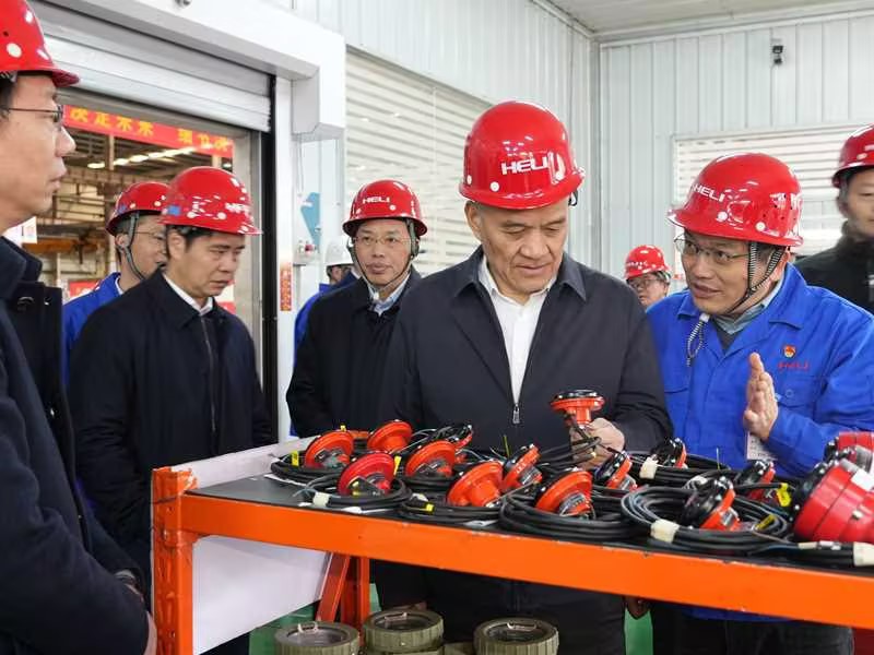 衡陽市委書記劉越高調研防爆部件裝配間.jpg 衡陽市委書記劉越高調研防爆部件裝配間.jpg