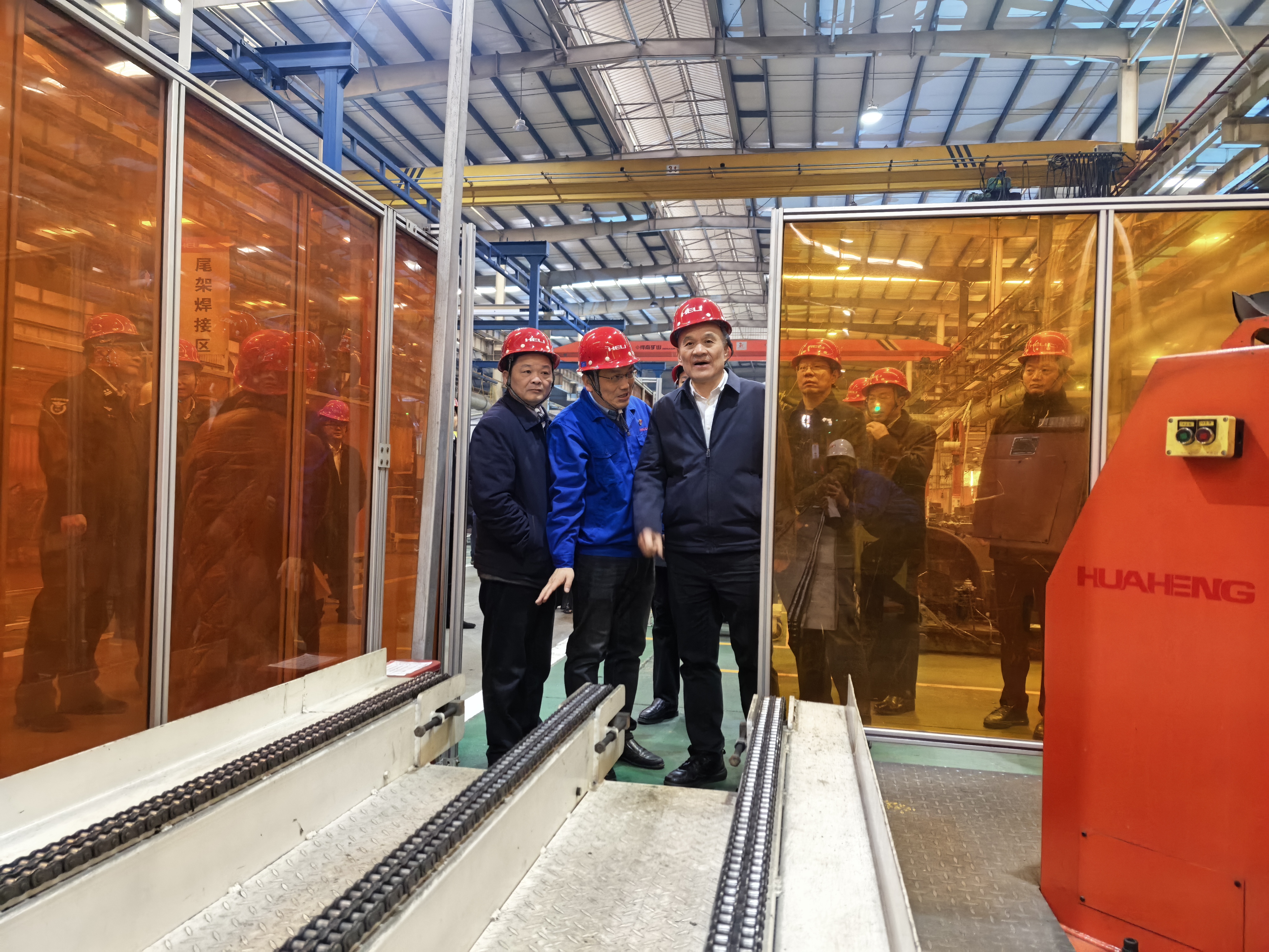 衡陽市委書記劉越高察看智能化焊接線生產情況.jpg 衡陽市委書記劉越高察看智能化焊接線生產情況.jpg